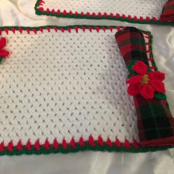 Set of 4 Vintage Handmade Knit Crochet Poinsettias Placemats w/Plaid Napkins - Picture 3 of 5
